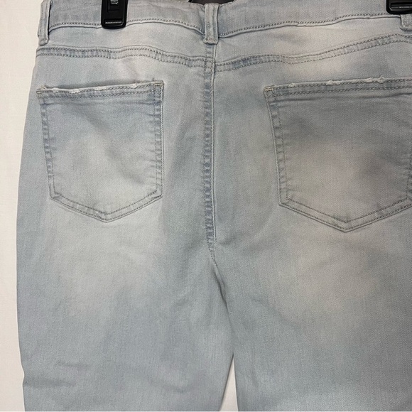 No boundaries distressed light wash skinny jeans in size 13 - Picture 4 of 12